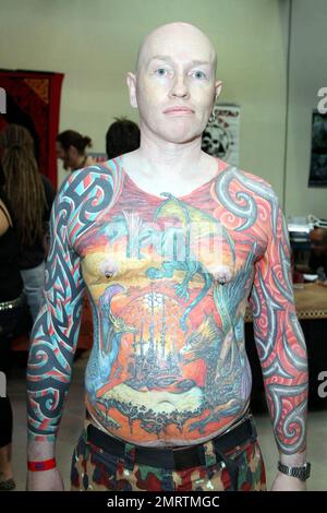 Tattoo-Fans versammeln sich zum Eröffnungstag der International London Tattoo Convention im Tobacco Dock. Dieses Jahr jährt sich der Kongress zum sechsten Mal und es wird voraussichtlich mehr als 20.000 Besucher zu seinen Attraktionen und Ausstellungen anlocken, darunter das Oxford British Tattoo History Museum, die El Rana Exhibition, Graffiti Kings, Vince Ray und die Boneshakers, Billie Rae und Scarlett Dagger, Unter anderem Magical Tattoing und Swallow Tattoo Studio. London, Großbritannien. 9/24/10. Stockfoto