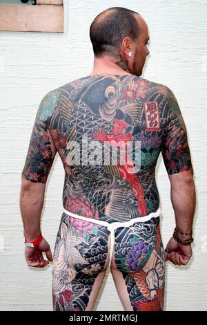 Tattoo-Fans versammeln sich zum Eröffnungstag der International London Tattoo Convention im Tobacco Dock. Dieses Jahr jährt sich der Kongress zum sechsten Mal und es wird voraussichtlich mehr als 20.000 Besucher zu seinen Attraktionen und Ausstellungen anlocken, darunter das Oxford British Tattoo History Museum, die El Rana Exhibition, Graffiti Kings, Vince Ray und die Boneshakers, Billie Rae und Scarlett Dagger, Unter anderem Magical Tattoing und Swallow Tattoo Studio. London, Großbritannien. 9/24/10. Stockfoto