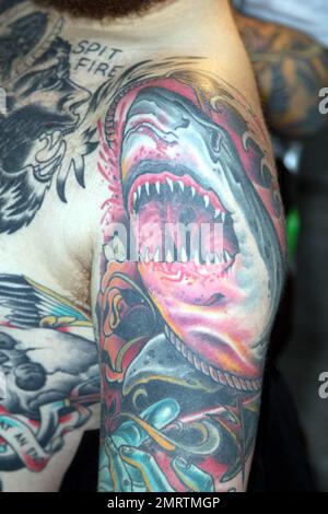 Tattoo-Fans versammeln sich zum Eröffnungstag der International London Tattoo Convention im Tobacco Dock. Dieses Jahr jährt sich der Kongress zum sechsten Mal und es wird voraussichtlich mehr als 20.000 Besucher zu seinen Attraktionen und Ausstellungen anlocken, darunter das Oxford British Tattoo History Museum, die El Rana Exhibition, Graffiti Kings, Vince Ray und die Boneshakers, Billie Rae und Scarlett Dagger, Unter anderem Magical Tattoing und Swallow Tattoo Studio. London, Großbritannien. 9/24/10. Stockfoto