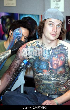 Tattoo-Fans versammeln sich zum Eröffnungstag der International London Tattoo Convention im Tobacco Dock. Dieses Jahr jährt sich der Kongress zum sechsten Mal und es wird voraussichtlich mehr als 20.000 Besucher zu seinen Attraktionen und Ausstellungen anlocken, darunter das Oxford British Tattoo History Museum, die El Rana Exhibition, Graffiti Kings, Vince Ray und die Boneshakers, Billie Rae und Scarlett Dagger, Unter anderem Magical Tattoing und Swallow Tattoo Studio. London, Großbritannien. 9/24/10. Stockfoto