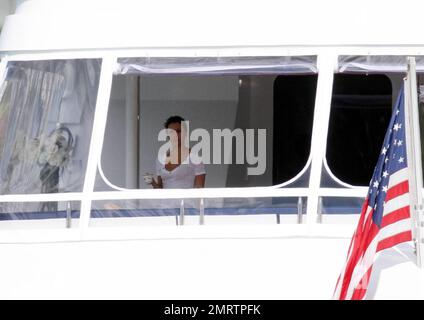 Die amerikanische Schauspielerin Eva Longoria und der spanische Sänger Eduardo Cruz (Bruder von Penelope Cruz) wurden zum zweiten Mal in zwei Tagen an Bord derselben luxuriösen Dreideck-Yacht in Miami gesehen. Longoria wurde gesehen, wie sie aus einer Teetasse nippte, während Cruz hinter ihr ein Fernglas hielt und die Paparazzi untersuchte. Die Yacht, die mit weißen Blumen dekoriert ist, war auch dieselbe Yacht, die Longoria im Mai 2010 mit ihrem damaligen Mann Tony Parker verbrachte, während glücklicherer Zeiten. Miami, FL 2/6/2011. Stockfoto