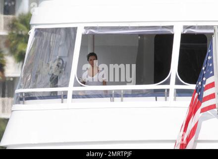 Die amerikanische Schauspielerin Eva Longoria und der spanische Sänger Eduardo Cruz (Bruder von Penelope Cruz) wurden zum zweiten Mal in zwei Tagen an Bord derselben luxuriösen Dreideck-Yacht in Miami gesehen. Longoria wurde gesehen, wie sie aus einer Teetasse nippte, während Cruz hinter ihr ein Fernglas hielt und die Paparazzi untersuchte. Die Yacht, die mit weißen Blumen dekoriert ist, war auch dieselbe Yacht, die Longoria im Mai 2010 mit ihrem damaligen Mann Tony Parker verbrachte, während glücklicherer Zeiten. Miami, FL 2/6/2011. Stockfoto
