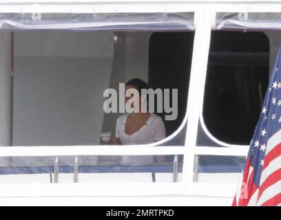 Die amerikanische Schauspielerin Eva Longoria und der spanische Sänger Eduardo Cruz (Bruder von Penelope Cruz) wurden zum zweiten Mal in zwei Tagen an Bord derselben luxuriösen Dreideck-Yacht in Miami gesehen. Longoria wurde gesehen, wie sie aus einer Teetasse nippte, während Cruz hinter ihr ein Fernglas hielt und die Paparazzi untersuchte. Die Yacht, die mit weißen Blumen dekoriert ist, war auch dieselbe Yacht, die Longoria im Mai 2010 mit ihrem damaligen Mann Tony Parker verbrachte, während glücklicherer Zeiten. Miami, FL 2/6/2011. Stockfoto