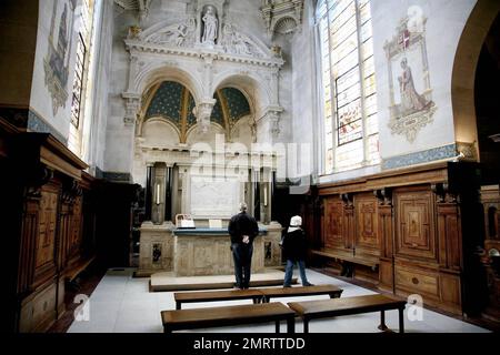 Dies ist die ChŠteau de Chantilly, wo Eva Longoria am 7. Juli 2007 ihre Eheversprechen bei Tony Parker ablegen wird. Auf dem historischen chŠteau-Gelände befindet sich das Grand ChŠteau, das während der Französischen Revolution zerstört und 1870 wieder aufgebaut wurde, und das Petit ChŠteau, das um 1560 für Anne de Montmorency erbaut wurde. Neben einigen der historischsten Gemälde Frankreichs beherbergt das chŠteau auch eine Filmgeschichte, es wurde im James-Bond-Film A View to a Kill gezeigt. Außerdem war es der Ort für eine weitere Promi-Hochzeit, die des Fußballspielers Ronaldo für seine Ehe mit D Stockfoto