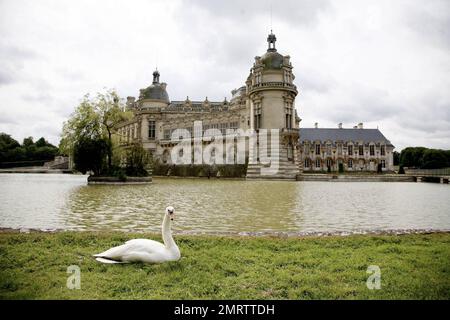 Dies ist die ChŠteau de Chantilly, wo Eva Longoria am 7. Juli 2007 ihre Eheversprechen bei Tony Parker ablegen wird. Auf dem historischen chŠteau-Gelände befindet sich das Grand ChŠteau, das während der Französischen Revolution zerstört und 1870 wieder aufgebaut wurde, und das Petit ChŠteau, das um 1560 für Anne de Montmorency erbaut wurde. Neben einigen der historischsten Gemälde Frankreichs beherbergt das chŠteau auch eine Filmgeschichte, es wurde im James-Bond-Film A View to a Kill gezeigt. Außerdem war es der Ort für eine weitere Promi-Hochzeit, die des Fußballspielers Ronaldo für seine Ehe mit D Stockfoto