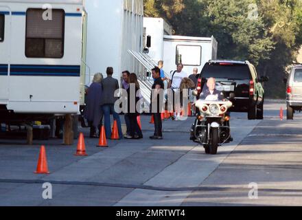 Jennifer Lopez filmt weiterhin den Backup-Plan. Lopez wurde mit einem schulterfreien Oberteil und einer passenden Jogginghose gesehen. San Fernando Valley, Ca. 6/17/09. Stockfoto