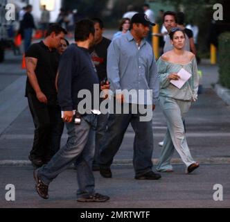 Jennifer Lopez filmt weiterhin den Backup-Plan. Lopez wurde mit einem schulterfreien Oberteil und einer passenden Jogginghose gesehen. San Fernando Valley, Ca. 6/17/09. Stockfoto