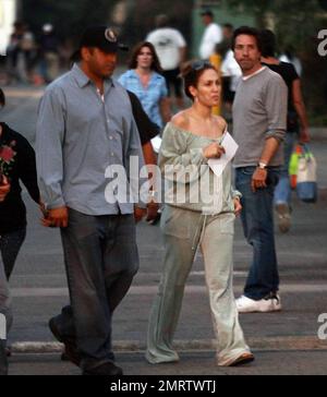 Jennifer Lopez filmt weiterhin den Backup-Plan. Lopez wurde mit einem schulterfreien Oberteil und einer passenden Jogginghose gesehen. San Fernando Valley, Ca. 6/17/09. Stockfoto