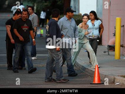 Jennifer Lopez filmt weiterhin den Backup-Plan. Lopez wurde mit einem schulterfreien Oberteil und einer passenden Jogginghose gesehen. San Fernando Valley, Ca. 6/17/09. Stockfoto