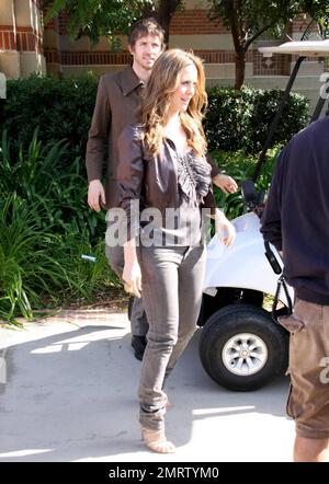 Alicia Silverstone und Ehemann Christopher Jarecki beim 15. Jährlichen Los Angeles Times Festival of Books an der UCLA, um für ihr neues Buch „The Kind Diet“ zu werben. Los Angeles, Kalifornien. 04/24/10. Stockfoto