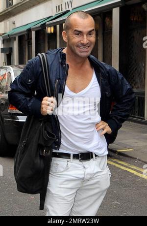 Louie Spence, Choreograf und Fernsehstar, posiert vor dem Ivy Club für Fotos. Spence, der in der Dokumentarserie „Pineapple Dance Studios“ die Hauptrolle spielt, lächelte und posierte frech, als er im Restaurant ankam. London, Großbritannien. 9/29/10. Stockfoto