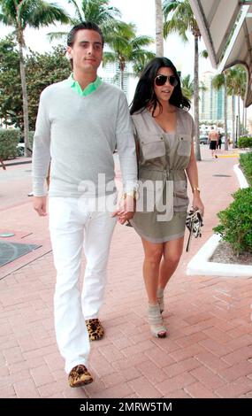 Das farbkoordinierende Paar Kourtney Kardashian und Scott Disick halten Händchen, wenn sie in ihrem Hotel ankommen. Miami, Florida 03/09/10. . Stockfoto