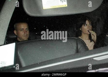 Schwangere Selma Blair und ihr Freund Jason Bleick warten in einem Auto vor den Siren Studios auf die Launch Party des Lucky Kids Magazine vom Lucky Magazine. Los Angeles, Kalifornien. 04/07/11. Stockfoto