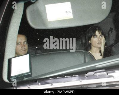 Schwangere Selma Blair und ihr Freund Jason Bleick warten in einem Auto vor den Siren Studios auf die Launch Party des Lucky Kids Magazine vom Lucky Magazine. Los Angeles, Kalifornien. 04/07/11. Stockfoto