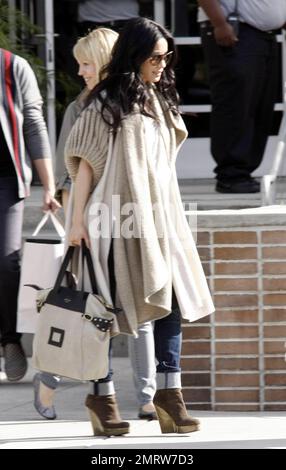 EXKLUSIV!! Die Schauspielerin Lucy Liu trägt einen hellbraunen Pullover, ein weißes gemustertes Oberteil und Jeans, wenn sie die „Chelsea Letzt Show“-Studios in Los Angeles, Kalifornien, verlässt. 5/18/11. Stockfoto
