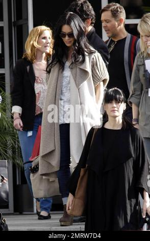 EXKLUSIV!! Die Schauspielerin Lucy Liu trägt einen hellbraunen Pullover, ein weißes gemustertes Oberteil und Jeans, wenn sie die „Chelsea Letzt Show“-Studios in Los Angeles, Kalifornien, verlässt. 5/18/11. Stockfoto