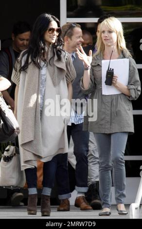 EXKLUSIV!! Die Schauspielerin Lucy Liu trägt einen hellbraunen Pullover, ein weißes gemustertes Oberteil und Jeans, wenn sie die „Chelsea Letzt Show“-Studios in Los Angeles, Kalifornien, verlässt. 5/18/11. Stockfoto