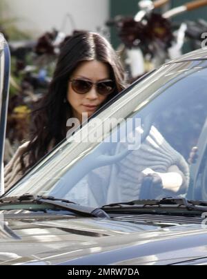 EXKLUSIV!! Die Schauspielerin Lucy Liu trägt einen hellbraunen Pullover, ein weißes gemustertes Oberteil und Jeans, wenn sie die „Chelsea Letzt Show“-Studios in Los Angeles, Kalifornien, verlässt. 5/18/11. Stockfoto