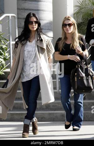 EXKLUSIV!! Die Schauspielerin Lucy Liu trägt einen hellbraunen Pullover, ein weißes gemustertes Oberteil und Jeans, wenn sie die „Chelsea Letzt Show“-Studios in Los Angeles, Kalifornien, verlässt. 5/18/11. Stockfoto