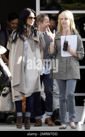 EXKLUSIV!! Die Schauspielerin Lucy Liu trägt einen hellbraunen Pullover, ein weißes gemustertes Oberteil und Jeans, wenn sie die „Chelsea Letzt Show“-Studios in Los Angeles, Kalifornien, verlässt. 5/18/11. Stockfoto