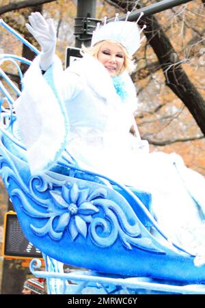 Joan Rivers reitet auf einem Festwagen in einem scheinbar Ice-Queen-Kostüm während der 84. Jährlichen Macy's Thanksgiving Day Parade. Die Parade, die an der 77. Street und im Central Park West begann und südlich an der 34. Street und der 7. Avenue endet, enthielt berühmte riesige Ballons wie Kung Fu Panda, Sponge Bob Square Pants und Shrek, Schwimmer, Auftritte von Stars wie Jessica Simpson und Kanye West. New York, NY. 11/25/10. Stockfoto