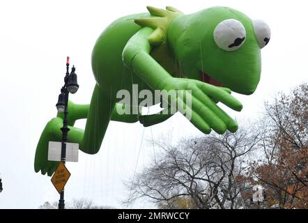 Kermit der Frosch während der 84. Jährlichen Macy's Thanksgiving Day Parade. Die Parade, die an der 77. Street und im Central Park West begann und südlich an der 34. Street und der 7. Avenue endet, enthielt berühmte riesige Ballons wie Kung Fu Panda, Sponge Bob Square Pants und Shrek, Schwimmer, Auftritte von Stars wie Jessica Simpson und Kanye West. New York, NY. 11/25/10. Stockfoto