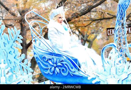 Joan Rivers reitet auf einem Festwagen in einem scheinbar Ice-Queen-Kostüm während der 84. Jährlichen Macy's Thanksgiving Day Parade. Die Parade, die an der 77. Street und im Central Park West begann und südlich an der 34. Street und der 7. Avenue endet, enthielt berühmte riesige Ballons wie Kung Fu Panda, Sponge Bob Square Pants und Shrek, Schwimmer, Auftritte von Stars wie Jessica Simpson und Kanye West. New York, NY. 11/25/10. Stockfoto