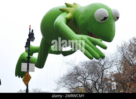 Kermit der Frosch während der 84. Jährlichen Macy's Thanksgiving Day Parade. Die Parade, die an der 77. Street und im Central Park West begann und südlich an der 34. Street und der 7. Avenue endet, enthielt berühmte riesige Ballons wie Kung Fu Panda, Sponge Bob Square Pants und Shrek, Schwimmer, Auftritte von Stars wie Jessica Simpson und Kanye West. New York, NY. 11/25/10. Stockfoto