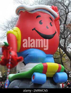 Kool-Aid während der 84. Jährlichen Macy's Thanksgiving Day Parade. Die Parade, die an der 77. Street und im Central Park West begann und südlich an der 34. Street und der 7. Avenue endet, enthielt berühmte riesige Ballons wie Kung Fu Panda, Sponge Bob Square Pants und Shrek, Schwimmer, Auftritte von Stars wie Jessica Simpson und Kanye West. New York, NY. 11/25/10. Stockfoto