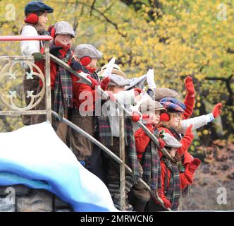 Mitglieder des Young People's Chorus of New York City während der jährlichen Macy's Thanksgiving Day Parade 84. Die Parade, die an der 77. Street und im Central Park West begann und südlich an der 34. Street und der 7. Avenue endet, enthielt berühmte riesige Ballons wie Kung Fu Panda, Sponge Bob Square Pants und Shrek, Schwimmer, Auftritte von Stars wie Jessica Simpson und Kanye West. New York, NY. 11/25/10. Stockfoto