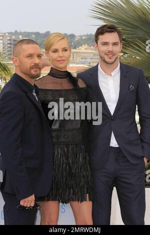 Tom Hardy, Charlize Theron und Nicholas Hoult bei der Fotokonferenz „Mad Max: Fury Road“ anlässlich des 68. Jährlichen Filmfestivals in Cannes im Palais des Festivals in Cannes, Frankreich. 14. Mai 2015. Stockfoto
