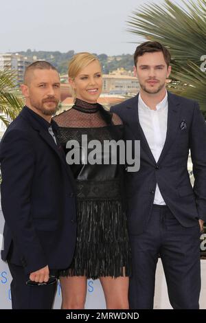 Tom Hardy, Charlize Theron und Nicholas Hoult bei der Fotokonferenz „Mad Max: Fury Road“ anlässlich des 68. Jährlichen Filmfestivals in Cannes im Palais des Festivals in Cannes, Frankreich. 14. Mai 2015. Stockfoto