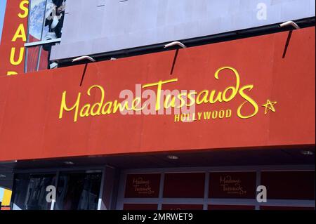 Madame Tussauds Wachsfigurenkabinett veranstaltet eine Zeremonie zum Schneiden von Bändern für die große Eröffnung seines neuen Standorts in Hollywood. Das Museum zeigt Wachsstatuen einiger der größten Hollywood-Stars und Musiker aller Zeiten, darunter berühmte Stars wie Britney Spears, Beyonce Knowles, Jennifer Lopez, Brad Pitt, Angelina Jolie, Justin Timberlake, Halle Berry und Shakira. Das Museum umfasst auch Sportlegenden wie David Beckham, Kobe Bryant, Tiger Woods und Lance Armstrong. Der Bürgermeister von Los Angeles, Antonio Villaraigosa, wurde bei der Zeremonie zum Schneiden von Bändern bevollmächtigt. Los Angeles, Kalifornien. 7/21/09. Stockfoto