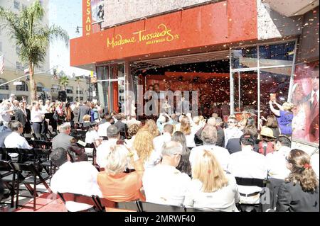 Madame Tussauds Wachsfigurenkabinett veranstaltet eine Zeremonie zum Schneiden von Bändern für die große Eröffnung seines neuen Standorts in Hollywood. Das Museum zeigt Wachsstatuen einiger der größten Hollywood-Stars und Musiker aller Zeiten, darunter berühmte Stars wie Britney Spears, Beyonce Knowles, Jennifer Lopez, Brad Pitt, Angelina Jolie, Justin Timberlake, Halle Berry und Shakira. Das Museum umfasst auch Sportlegenden wie David Beckham, Kobe Bryant, Tiger Woods und Lance Armstrong. Der Bürgermeister von Los Angeles, Antonio Villaraigosa, wurde bei der Zeremonie zum Schneiden von Bändern bevollmächtigt. Los Angeles, Kalifornien. 7/21/09. . Stockfoto