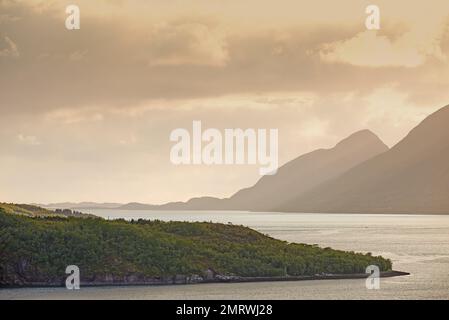 Mitternachtssonne in Norwegen. Mitternachtssonne über der Landschaft in Nordland, Norwegen. Stockfoto