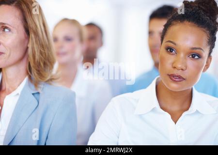 Aufmerksame Führungskraft mit Team in Konferenz. Nahaufnahme einer aufmerksamen afroamerikanischen Geschäftsfrau mit Team in Konferenz. Stockfoto