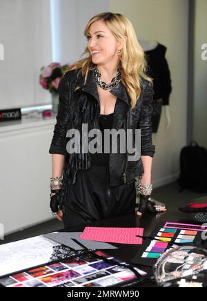 Die internationale Ikone und das weltberühmte Material Girl Madonna haben sich mit ihrer Tochter Lola zusammengetan, um eine neue, schnelle Junior-Kollektion zu entwerfen: „Material Girl“, die exklusiv bei Macy's erhältlich ist. Die Kollektion ist am 3. August in den Geschäften erhältlich – genau rechtzeitig für die Schuljahreszeit. Madonna sagt: „Lola hat Einfluss, Filme zu sehen, Musikvideos zu sehen – sie achtet darauf, was auf der Straße passiert und was die Leute tragen, und sie ist viel mehr modisch und kluger als ich zu diesem Zeitpunkt!“ Material Girl kombiniert harte und weiche Elemente wie ein Tutu-Kleid und St. Stockfoto