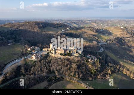 Vigoleno, Italien - 30. Januar 2023 Drohne aus der Vogelperspektive auf Schloss Vigoleno, Festung und Dorf malerisches Panorama in den Hügeln von Parma, Emilia Romagna, Italien. Stockfoto
