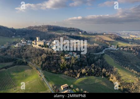Vigoleno, Italien - 30. Januar 2023 Drohne aus der Vogelperspektive auf Schloss Vigoleno, Festung und Dorf malerisches Panorama in den Hügeln von Parma, Emilia Romagna, Italien. Stockfoto