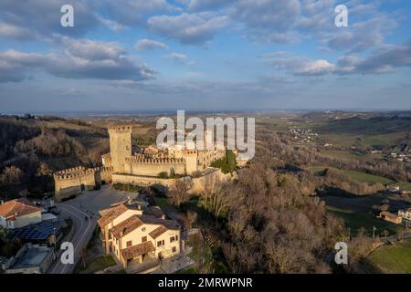 Vigoleno, Italien - 30. Januar 2023 Drohne aus der Vogelperspektive auf Schloss Vigoleno, Festung und Dorf malerisches Panorama in den Hügeln von Parma, Emilia Romagna, Italien. Stockfoto