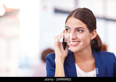 Das ist fantastisch. Eine attraktive junge Geschäftsfrau, die mit ihrem Handy spricht. Stockfoto