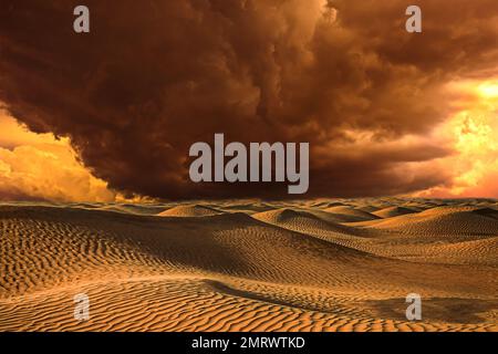 Wüstenlandschaft mit dramatischen Wolken Stockfoto