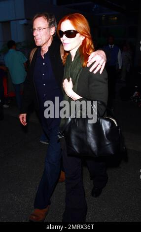 Marcia Cross' Ehemann Tom Mahoney geht mit seinem Arm um sie, während die beiden nach einem Flug durch ein Terminal am Flughafen LAX gehen. Die beiden sahen sehr glücklich aus, als sie sich auf den Weg durch den Flughafen machten. Die Serie "Desperate Housewives" von Cross ist gerade zu Ende Los Angeles, Kalifornien. 21. Mai 2012 Stockfoto