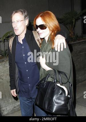 „Desperate Houswives“-Star Marcia Cross und Ehemann Tom Mahoney sehen sehr glücklich aus, als sie nach einem Flug am LAX ankommen. Tom hielt seinen Arm um Marcia, als die beiden aus dem Terminal kamen. Los Angeles, Kalifornien. 21. Mai 2012 Stockfoto