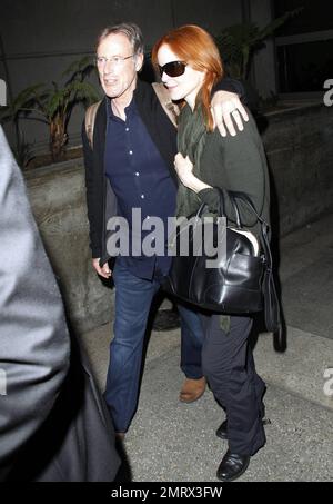 „Desperate Houswives“-Star Marcia Cross und Ehemann Tom Mahoney sehen sehr glücklich aus, als sie nach einem Flug am LAX ankommen. Tom hielt seinen Arm um Marcia, als die beiden aus dem Terminal kamen. Los Angeles, Kalifornien. 21. Mai 2012 Stockfoto