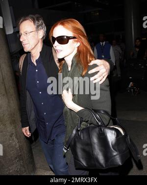 „Desperate Houswives“-Star Marcia Cross und Ehemann Tom Mahoney sehen sehr glücklich aus, als sie nach einem Flug am LAX ankommen. Tom hielt seinen Arm um Marcia, als die beiden aus dem Terminal kamen. Los Angeles, Kalifornien. 21. Mai 2012 Stockfoto