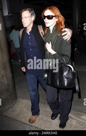 „Desperate Houswives“-Star Marcia Cross und Ehemann Tom Mahoney sehen sehr glücklich aus, als sie nach einem Flug am LAX ankommen. Tom hielt seinen Arm um Marcia, als die beiden aus dem Terminal kamen. Los Angeles, Kalifornien. 21. Mai 2012 Stockfoto