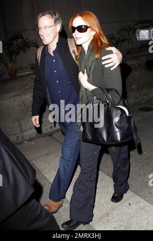 „Desperate Houswives“-Star Marcia Cross und Ehemann Tom Mahoney sehen sehr glücklich aus, als sie nach einem Flug am LAX ankommen. Tom hielt seinen Arm um Marcia, als die beiden aus dem Terminal kamen. Los Angeles, Kalifornien. 21. Mai 2012 Stockfoto