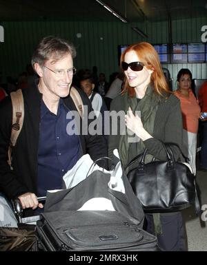 „Desperate Houswives“-Star Marcia Cross und Ehemann Tom Mahoney sehen sehr glücklich aus, als sie nach einem Flug am LAX ankommen. Tom hielt seinen Arm um Marcia, als die beiden aus dem Terminal kamen. Los Angeles, Kalifornien. 21. Mai 2012 Stockfoto