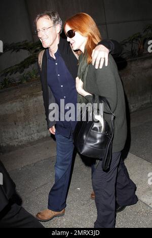 „Desperate Houswives“-Star Marcia Cross und Ehemann Tom Mahoney sehen sehr glücklich aus, als sie nach einem Flug am LAX ankommen. Tom hielt seinen Arm um Marcia, als die beiden aus dem Terminal kamen. Los Angeles, Kalifornien. 21. Mai 2012 Stockfoto